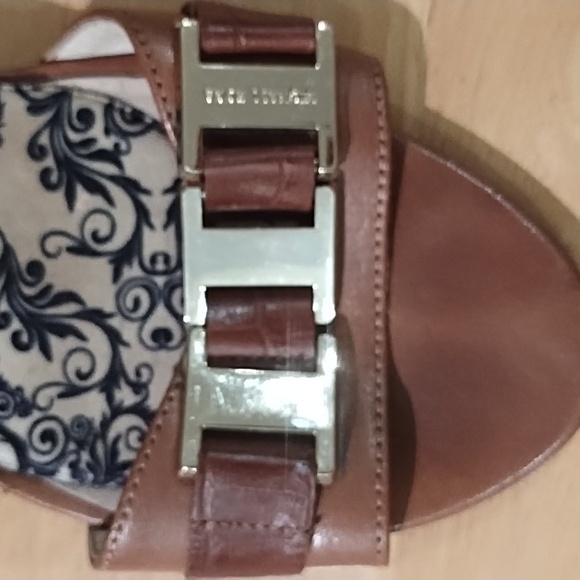 Woman's Micheal Kors. Sandals - Picture 3 of 6
